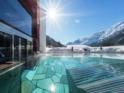 03CD86BEC6A2E4B3916EA16FC3BD6243